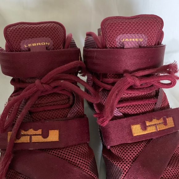 LeBron James Nike Tennis Shoes Size 8.5 - Picture 2 of 5